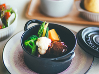 チーズインハンバーグココットランチ　ランチサラダ・スープ・パン付き