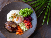 オフィシャルWeb限定最安値【ランチハワイアンテーブルシェア】ロコモコなどを楽しむ全5皿+ドリンクバー(平日限定)