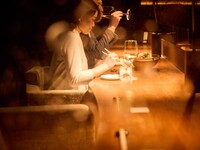 日～金曜限定「ライト記念日/全７種」秋結び～季節の食材・富士溶岩石焼き・炙り鮭はらすと蝶が舞うケーキで彩る 二人のメモリアルアニバーサリー～　※こちらは窓側1列目ハイバックソファ不可のコースとなります。