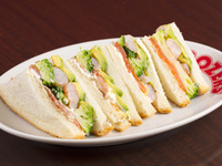 アボカドシュリンプ＆サーモンサンドイッチ