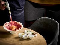 近江牛サーロイン薄切り肉の炙り丼と京都黒七味唐辛子