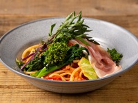 季節野菜と生ハムのトマトクリームパスタ（サラダバー付き）