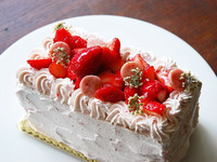 5/23　苺のショートケーキ（箱サイズ　約10.5㎝×15㎝×10.5㎝）