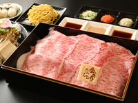 Cours de Shabu-Shabu T de surlonge de Wagyu Shiretoko d'Hokkaido (Ginza, Shinjuku, Shibuya, Roppongi uniquement)