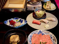 【華コース】『風味豊かな出来立て豆富』と『旨味溢れる和牛小鍋すき焼き＆湯葉の土鍋ご飯 蟹餡掛け』土日祝 5,936円(税抜)