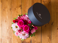 ◆テイクアウトスイーツと一緒にご注文ください◆BOXフラワーアレンジ（フラワーアレンジメントC）＜オンライン／CC事前決済＞