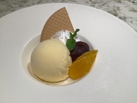 アイスクリーム　フルーツ添え（バニラ）