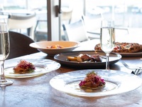 【SPECIAL COURSE】お誕生日や記念日などのお祝いに！前菜～ピッツァにメイン、デザートまで全5品。窓際席またはテラス席確約！