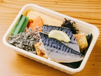 Grilled mackerel and seaweed bento