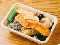 Thick-sliced salmon and grilled seaweed bento
