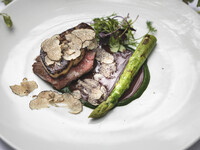 小豆島オリーブ牛とフォワグラのロッシーニ風　ペリグーソース（変更）（ディナー）