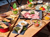 【夏季限定】開放的なテラスで楽しむシェフこだわりの食材を取り揃えたディナーBBQ（アルコール飲み放題付き）