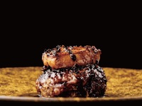 【厳選黒毛和牛のハンバーグとフォアグラ、濃厚なトリュフソース】のディナーコース