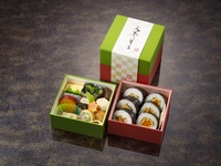 [Almuerzo en Kikugetsutei en el Jardín Ritsurin] Bento de sushi enrollado en tempura (incluye matcha y dulces)
