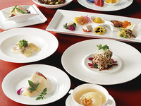 【乾杯ドリンク＆食後のコーヒー＆デザートにごま団子をプラス　WEB＆休日ランチタイム限定】みなとみらいの景色と共に東天紅名菜、ふかひれと鮑のスープがメインの豪華コース