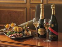 "Champagne Free Flow" where you can enjoy two types of champagne as much as you like (2-hour seating arrangement)