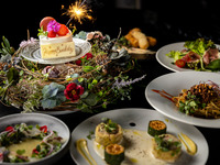 【リッチバースデーコース】大切な人に贈るフラワーリースケーキ＆誕生石カクテル付き記念日プラン