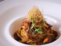 ＜土日祝＞『パスタ付き／プチシェリー‛ピーチ＆ローズ’アフタヌーンティー』フレグランスメゾン＜グタール＞のアイコニックなプチシェリーの香りに包まれて　マリアージュフレールもお替り自由　7/1～9/12