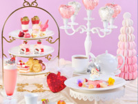 【ホイップカラーストロベリー+ハローキティピーチメルバセット】ハローキティ プリンセスアフタヌーンティー（土日祝）
