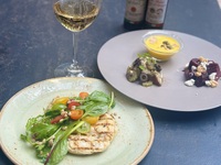 【土日限定 Special Lunch】お野菜を使った前菜と、ヘルシーなメインディッシュの軽めの休日ランチです。