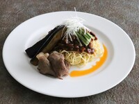 ＜9/1～10/31限定＞秋茄子と和牛サーロインのピリ辛和え麺 | 5,000円