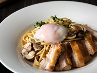 【ウェブ特典1ドリンク付き】地鶏とブラウンマッシュルームのペペロンチーノ温玉添えランチセット