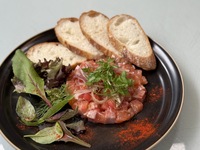 Salmon tartare with baguette