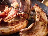 忘年会に◎【サムギョプサルプラン】2時間飲み放題付き！マッコリとテンジャンに漬け込んだ熟成国産豚肉！143Seoulオリジナル”サムギョプサル”！！