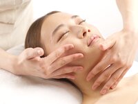 秋の疲労回復 アロマボディ＆クリームヘッドスパ(90分)　《足裏付きアロマオイルトリートメント60分＋クリームヘッドスパ30分》