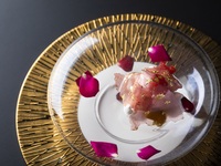 ＜記念日コース＞ 乾杯酒とメッセージを添えた特別なデザートプレートでおもてなしする全7品