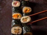 【飲み放題付き】おまかせ焼鳥と酒肴細巻き、本日の一品料理など12品