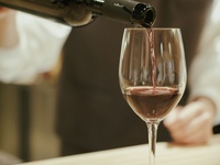 Mittagessen nach Wahl des Küchenchefs (Hauptgericht: Hanano-Rindfleisch) + Paarungen ab September 2025