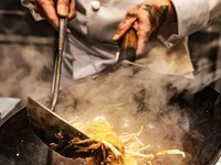 【7～8月、週末限定】メインが選べる！前菜・ピーチやチェリーを使った自家製スイーツブッフェ付きのランチコース　数量限定割引