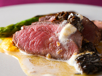 คอร์สอาหารกลางวันพร้อมเครื่องดื่ม 1 แก้วที่คุณเลือก Amuse + อาหารเรียกน้ำย่อย + อาหารจานหลัก 2 อย่าง + ของหวานครบชุด