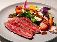 厳選 沖縄県産 黒毛和牛ランプ肉のタリアータと季節の彩り野菜　熱々パンチェッタ・ソース