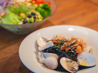 【平日限定】15種野菜の彩りサラダボウル+選べるメイン・1ドリンク