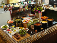 【休日ランチビュッフェ+フリーフロー】120分制 インドカレー×自家製チャイ×デザート + 90分間スパークリングワイン飲み放題付き