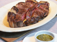 炭火の美味を堪能！【THE UPPERステーキパーティー(月〜木、日曜日限定）】メイン炭火焼ビーフステーキ2時間フリーフローと大皿シェアコース