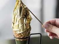 【1Fカフェ】黄金ソフトクリームドリンクセット～あなたも金箔職人～