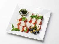 【PP-01】トマトとモツァレラチーズのカプレーゼ　バジルソース
