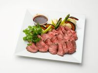 【HP-32】国産牛ローストビーフ　赤ワインソース (ハーフサイズ)