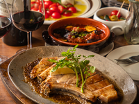 【季節のおすすめ　CourseC】熟成豚ロースグリルの香草マリネや鉄板粗挽きポークソーセージなど全9品2.5時間飲み放題付き