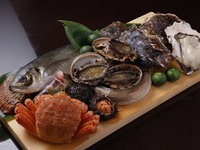 [Kyoto Gourmet Tour Primavera 2026] Cena speciale limitata + due drink: un bicchiere di sakè frizzante per un brindisi e un bicchiere di sakè giapponese speciale