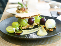 【ランチ】《平日限定》ル・ブール・ノワゼットの名物デザート“グラッサージュパイのミルフィーユ～巨峰とシャインマスカット～”が食べられるデザートコース（全4品）