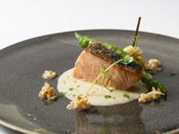 HIGASHIYAMA LUNCH　【薫香を纏ったサーモンのポワレ】