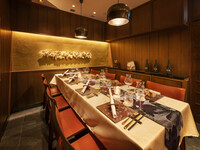 [仅限晚餐的包间套餐] 包含 bagna cauda 的 9 道菜 omakase 套餐 *需支付包间使用费 10,000 日元（含税和服务费）。