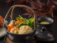 +1,500 yen to the course price; the soup is changed to “dotchiri-mushi,” a autumn delicacy