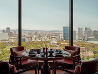 10/1～12/12【Lunch — Window-side seating guaranteed】4-course menu with a celebratory champagne toast, featuring charcoal-grilled scallops and Basque cheesecake — URA