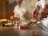 【嘉門ランチ】 Main: Enjoy a 100 g fillet steak of beef from mature cows (previously calved).