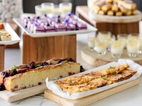 【周末及节假日无限量午餐自助餐+90分钟畅饮】包含主菜选择、各式甜点、神户茶等免费饮品